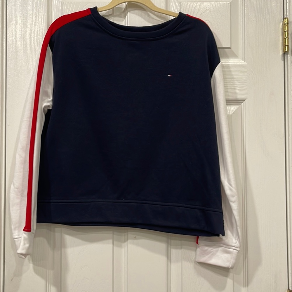 BRAND NEW TOMMY HILFIGER SWEETER IN SIZE SMALL